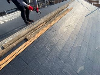 屋根葺き替え工事で既存の貫板を解体撤去